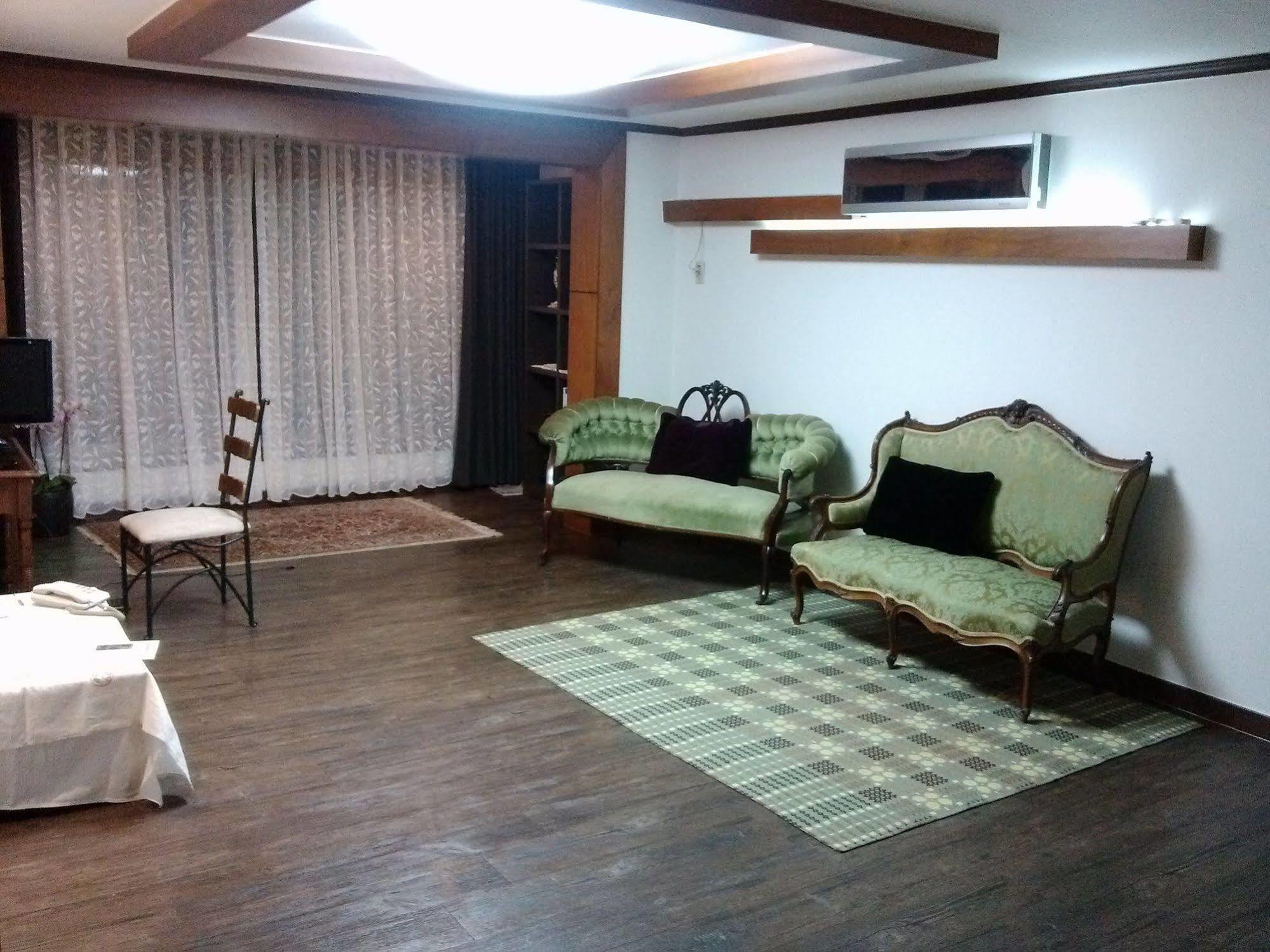 K Star Road Guesthouse - Hostel سيول المظهر الخارجي الصورة