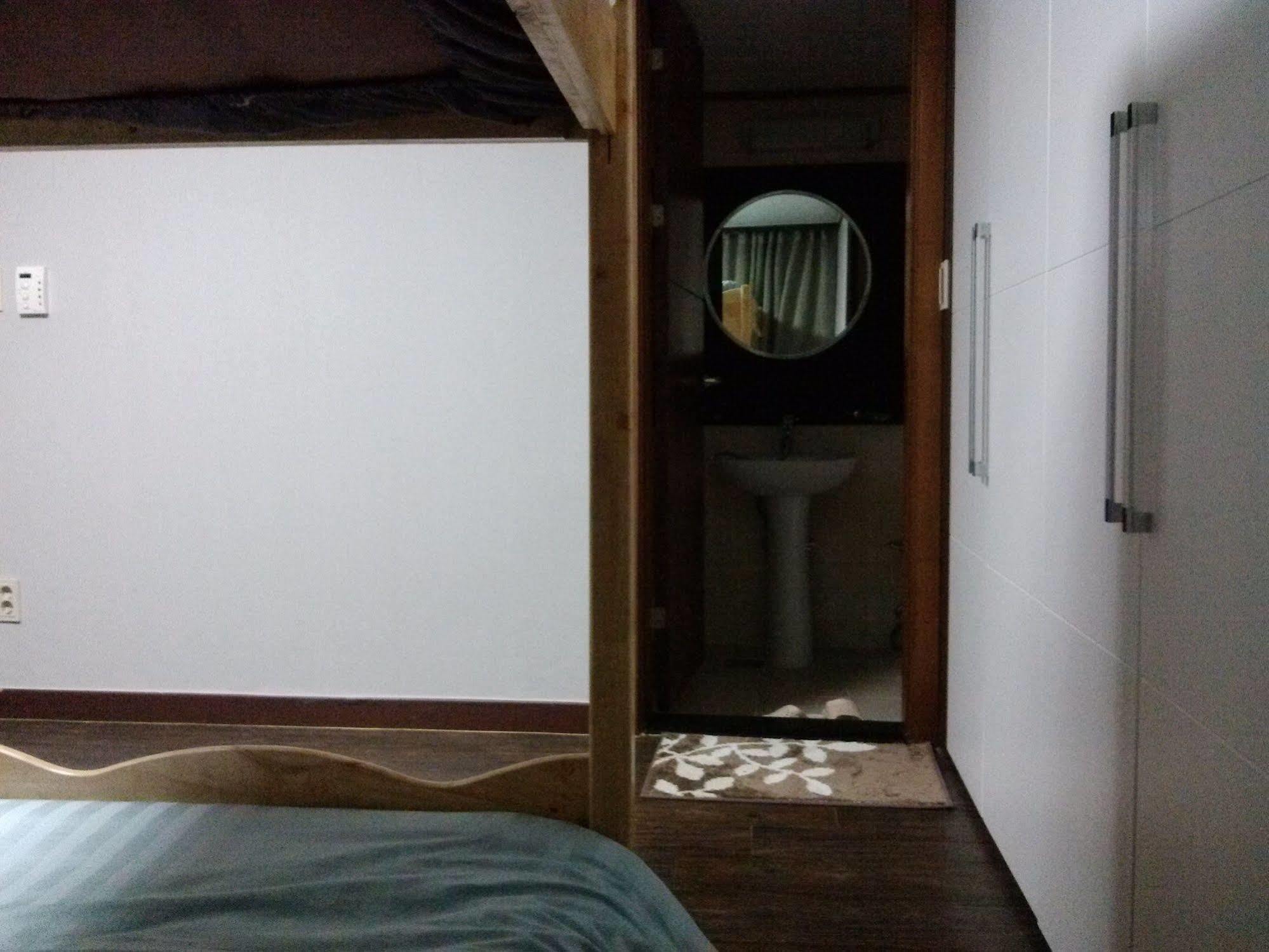 K Star Road Guesthouse - Hostel سيول المظهر الخارجي الصورة