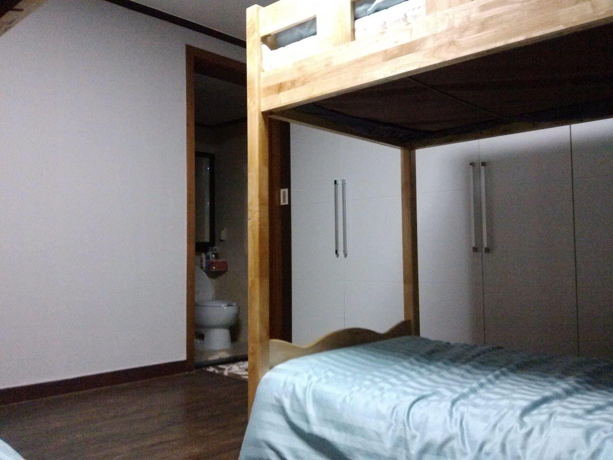 K Star Road Guesthouse - Hostel سيول المظهر الخارجي الصورة