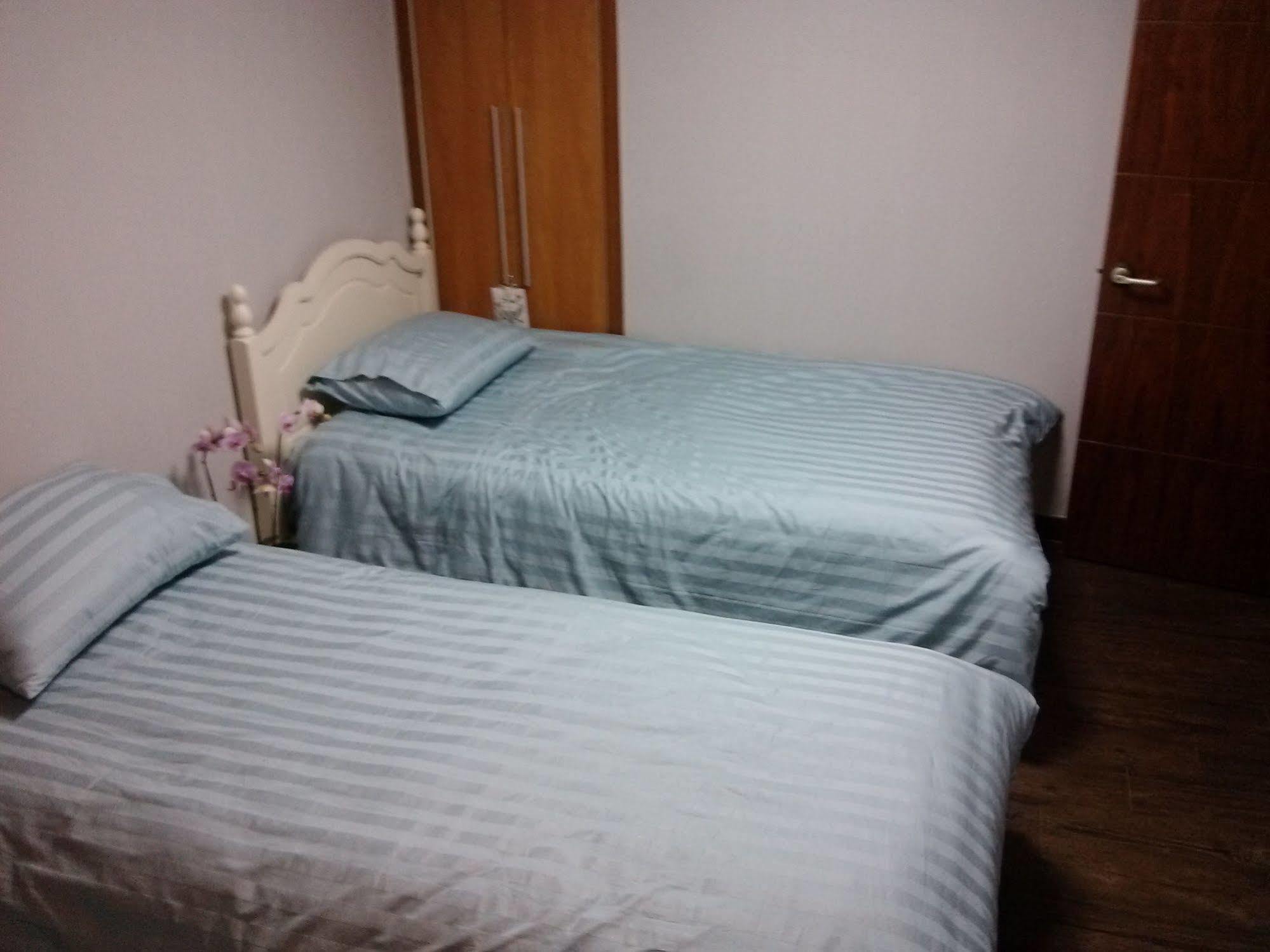 K Star Road Guesthouse - Hostel سيول المظهر الخارجي الصورة