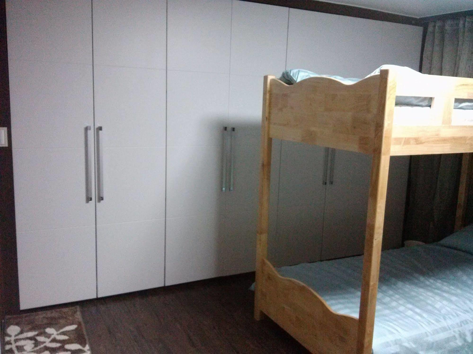 K Star Road Guesthouse - Hostel سيول المظهر الخارجي الصورة